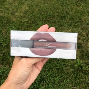 HUDA BEAUTY Liquid Matte Lipstick FLIRT - NWT -